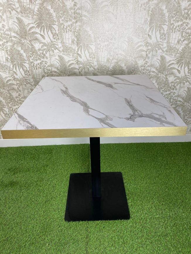 mesa de imitación mármol blanco con canto oro y pie básico negro