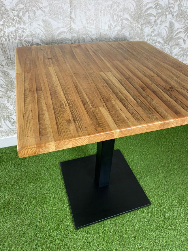 mesa de madera natural barniz brillante y pie básico color negro