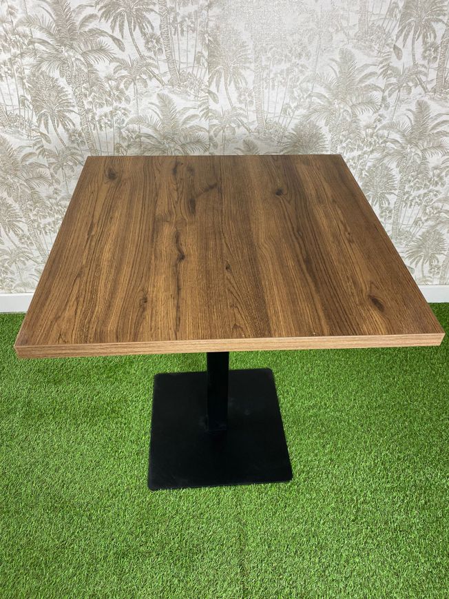 mesa estilo OLD OAK con pie básico color negro