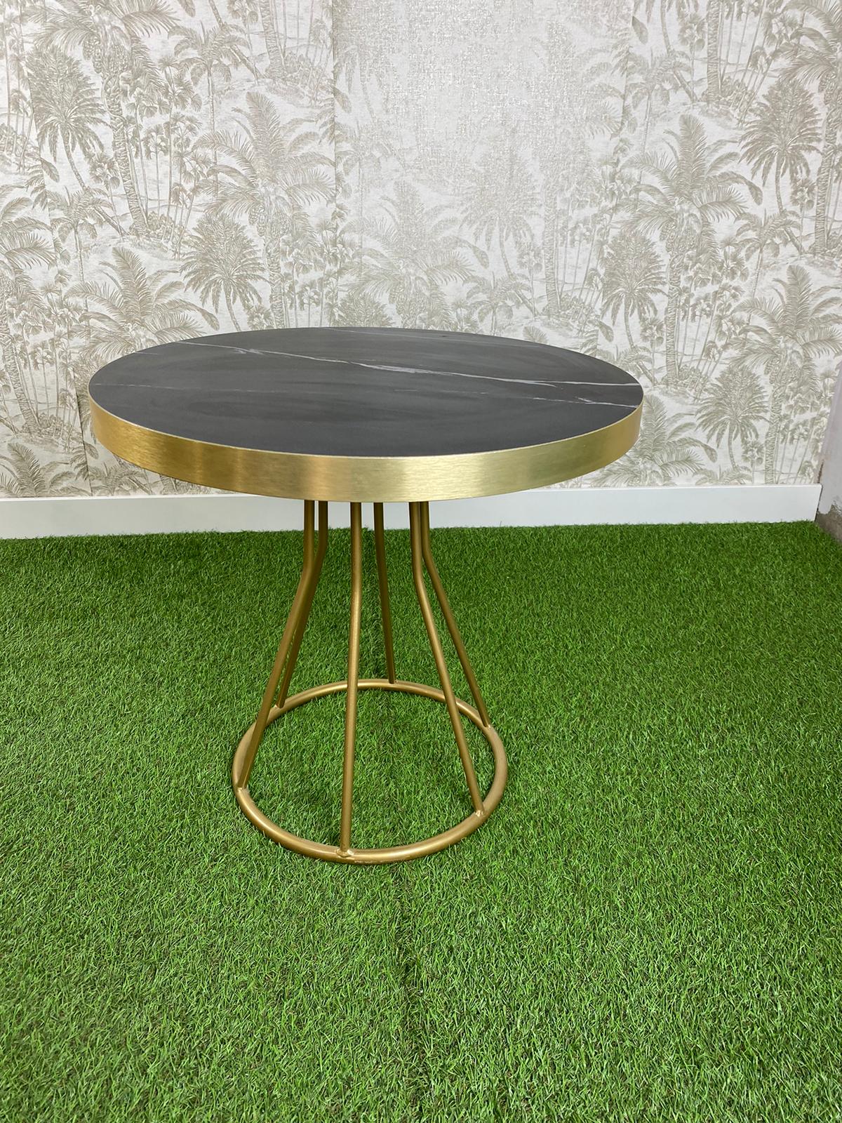 mesa baja de imitación mármol negro con canto oro y base modelo sala de color oro 