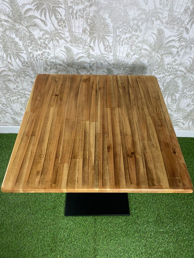mesa de madera natural barniz brillante y pie básico color negro
