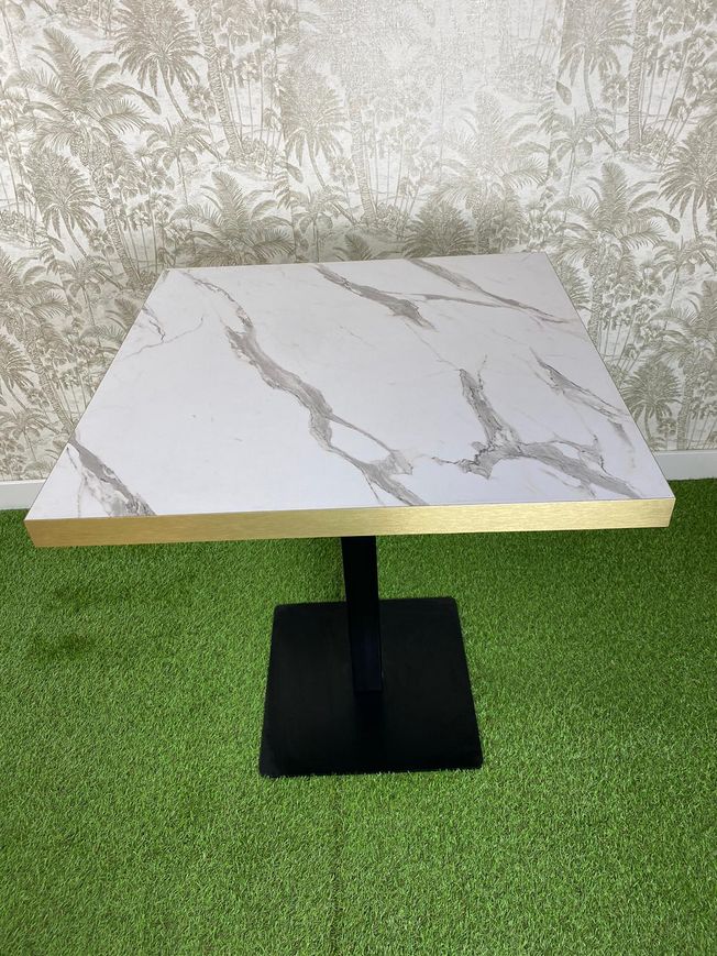 mesa de imitación mármol blanco con canto oro y pie básico negro