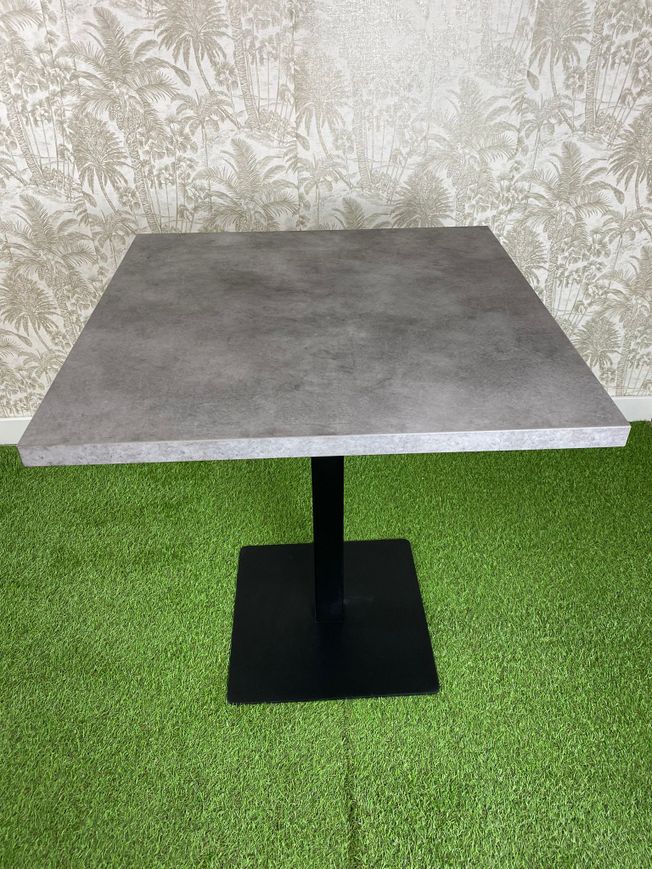 mesa estilo cemento con el pie básico color negro