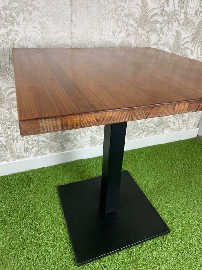 mesa de madera natural barniz castaño y pie básico color negro