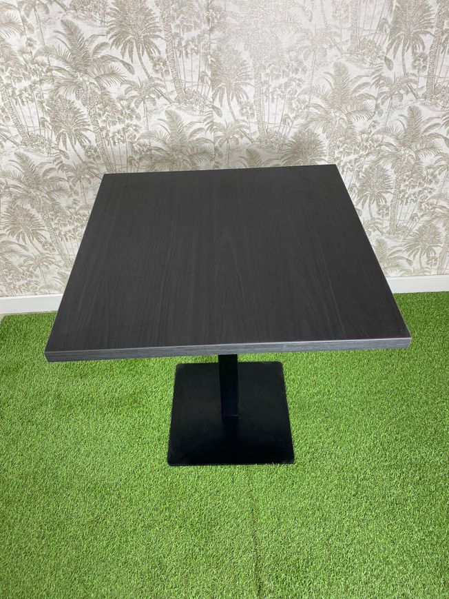 mesa estilo negro mate con pie básico color negro