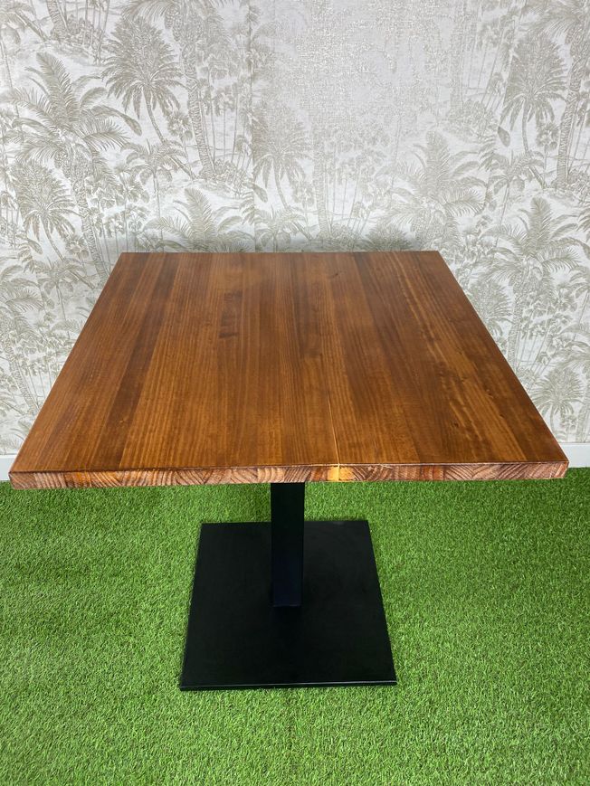 mesa de madera natural barniz castaño y pie básico color negro