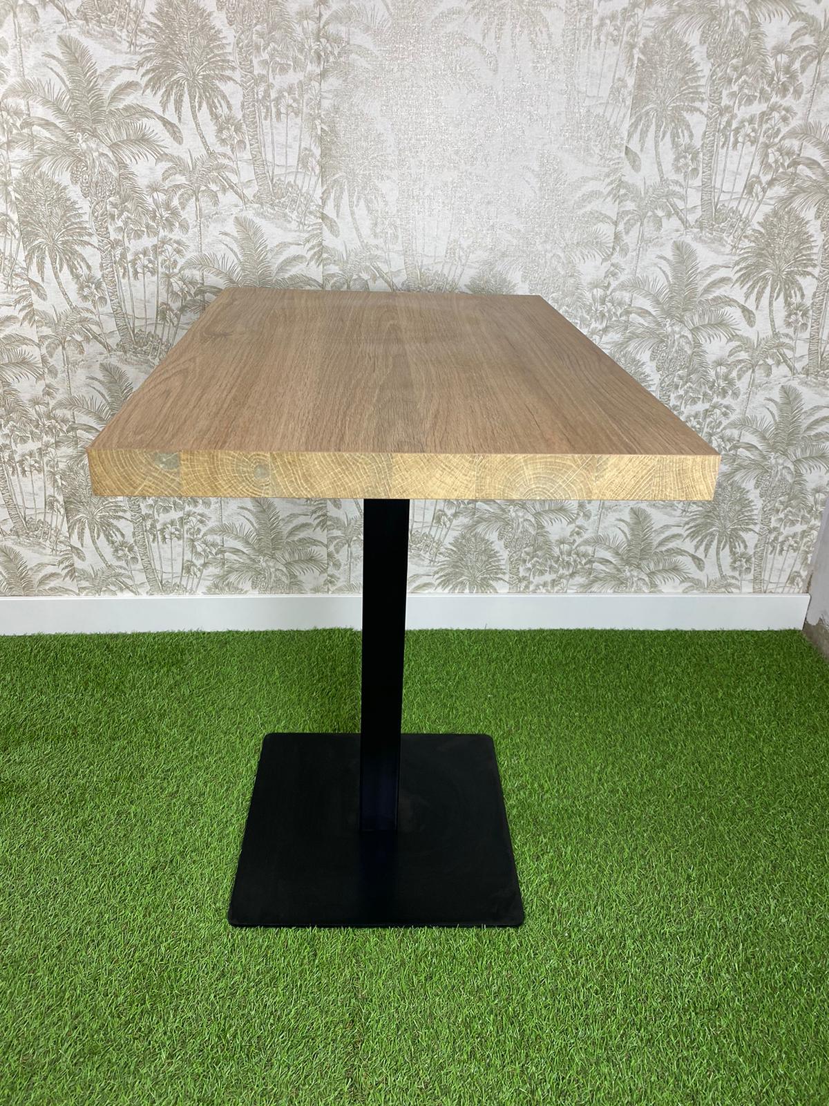 mesa estilo roble con pie básico color negro