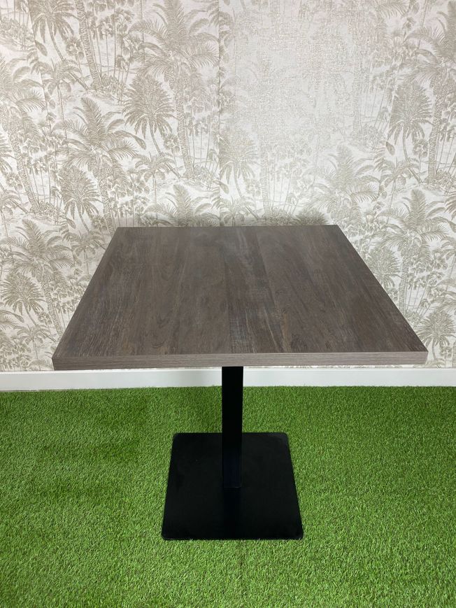 mesa estilo oxidón con pie básico color negro