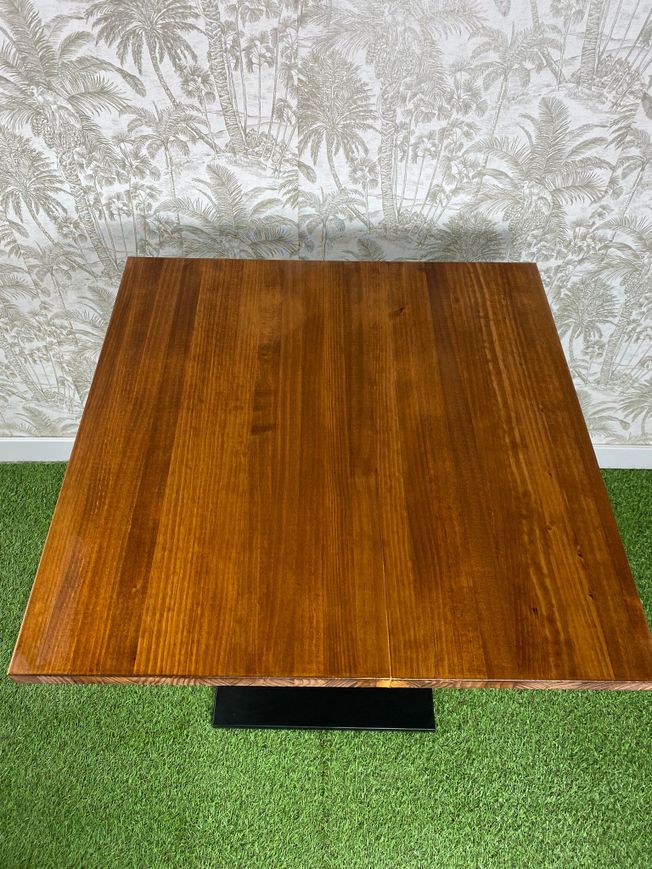 mesa de madera natural barniz castaño y pie básico color negro