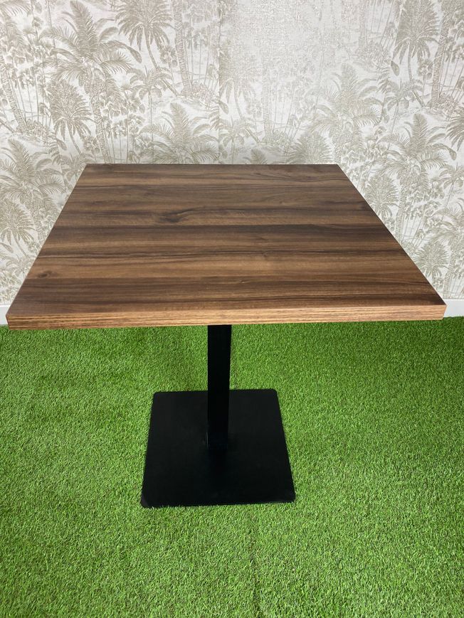 mesa estilo nogal con pie básico color negro