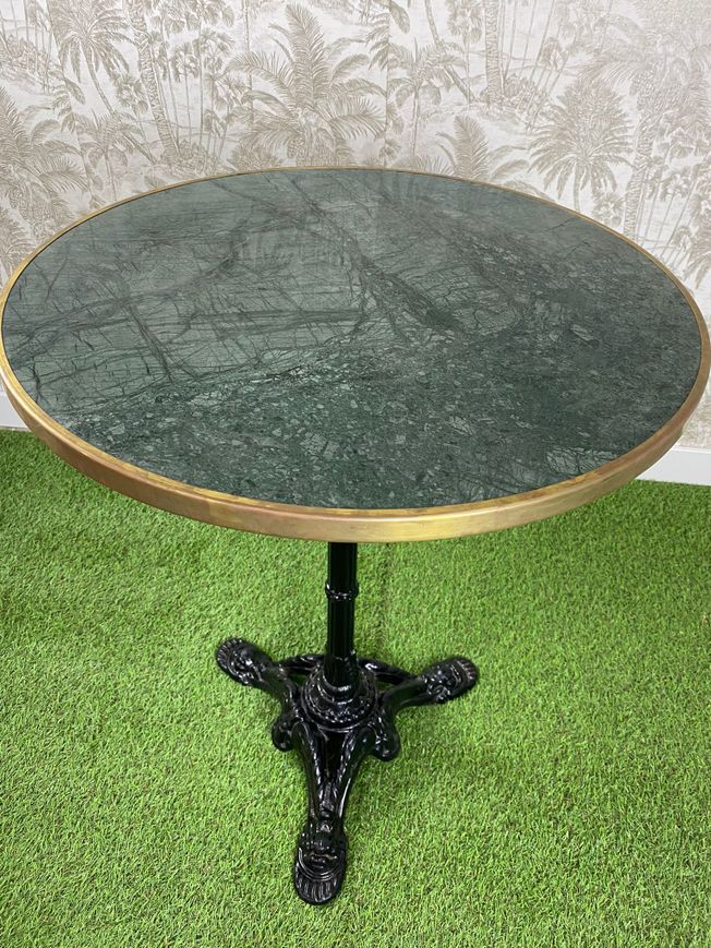 mesa de mármol natural verde redonda con canto oro y pie parís