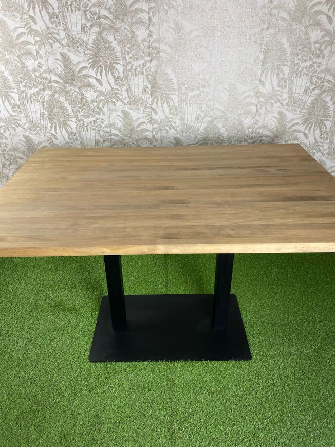 mesa doble de madera natural y pie doble color negro