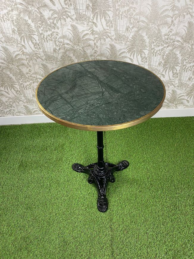 mesa de mármol natural verde redonda con canto oro y pie parís