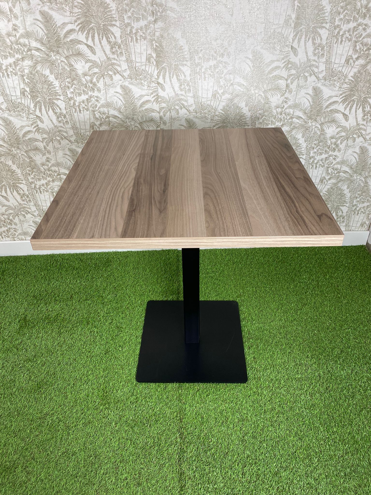 mesa estilo dunas con el pie básico color negro