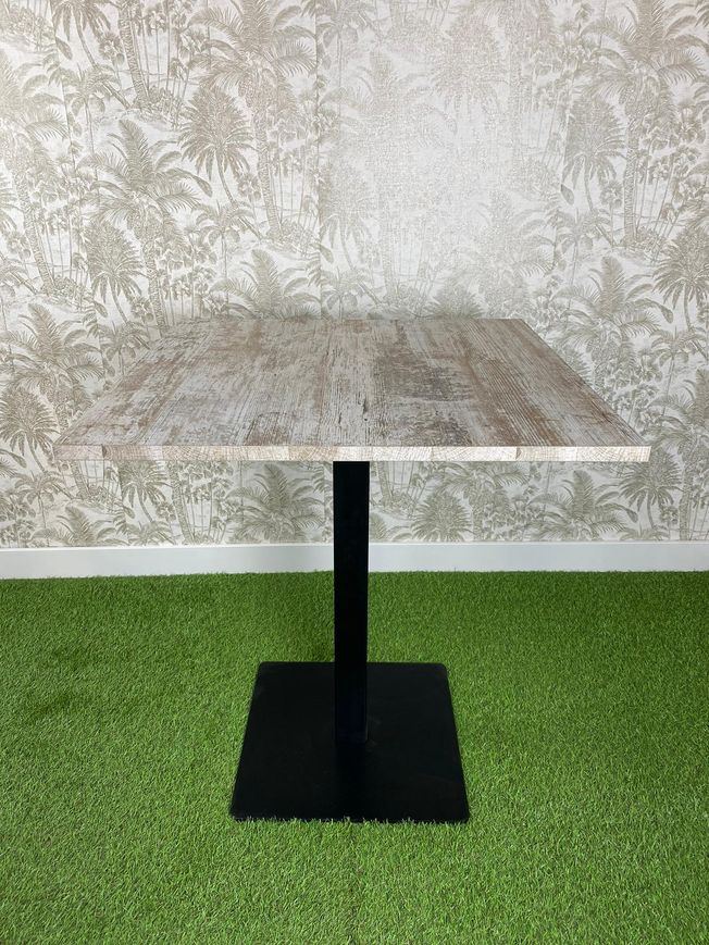 mesa estilo vintage con pie básico color negro