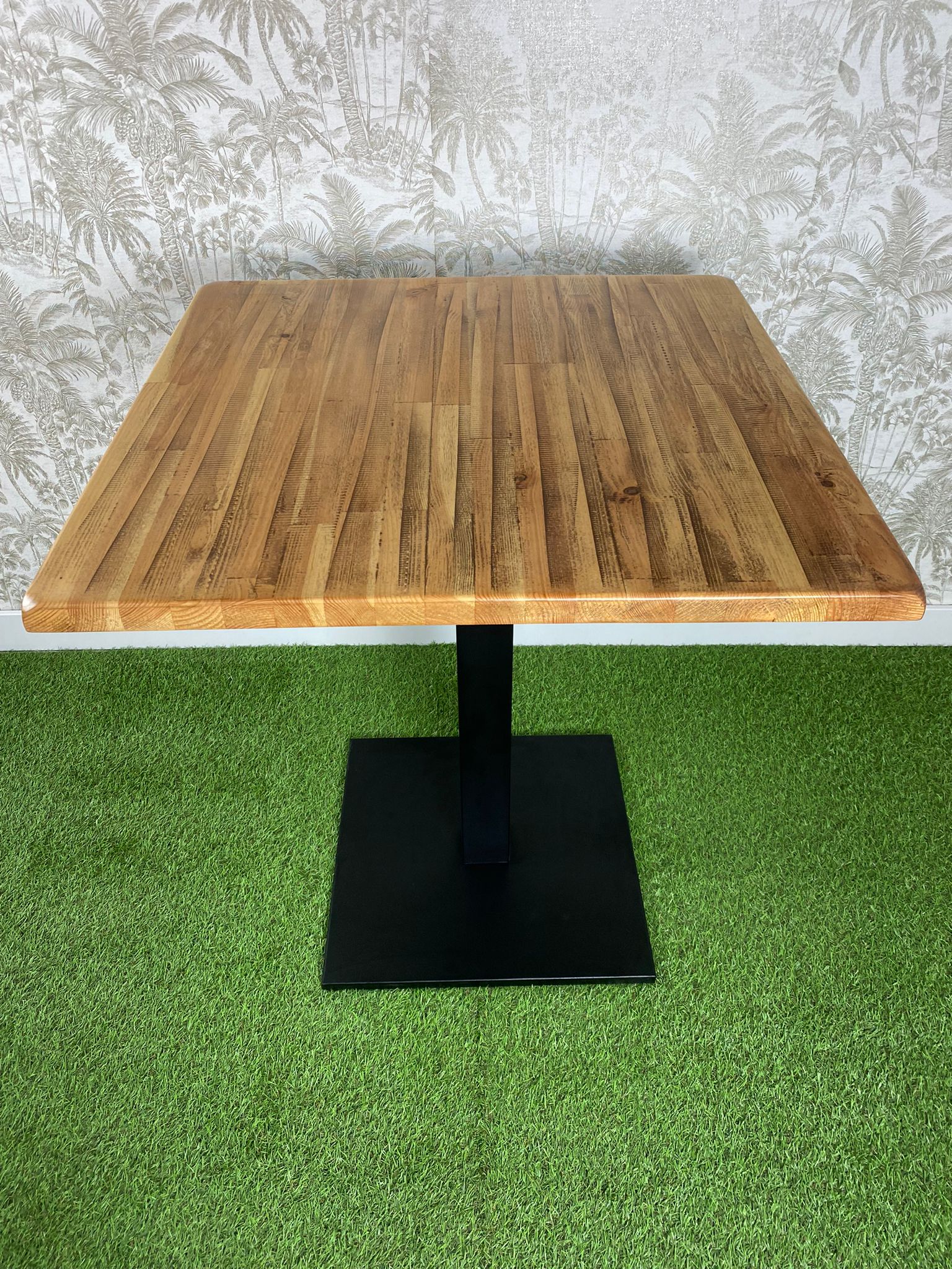 mesa de madera natural barniz brillante y pie básico color negro