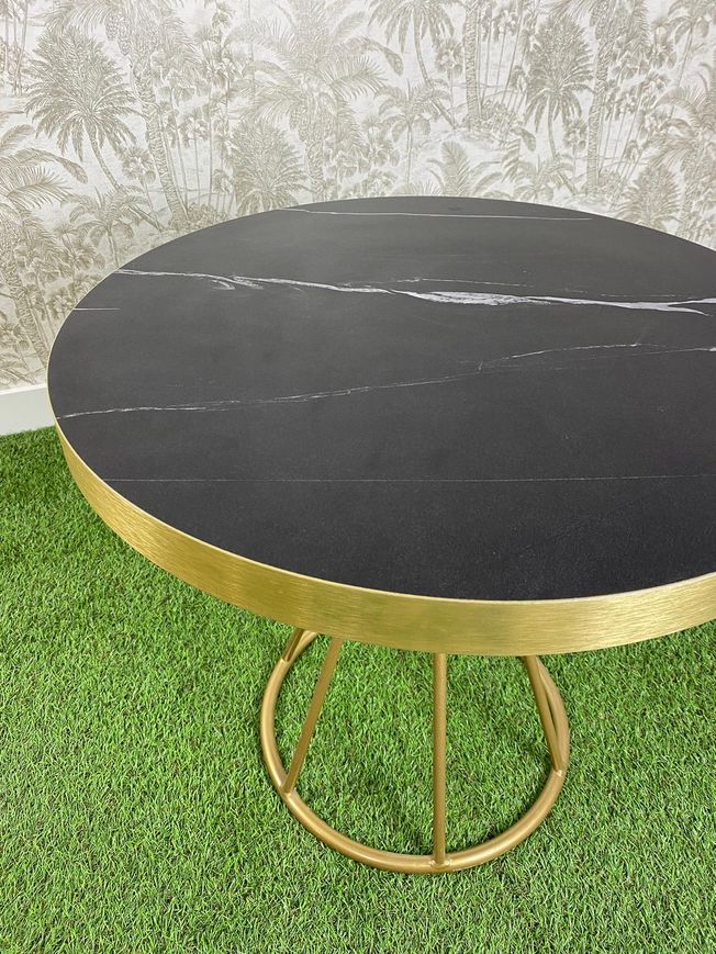 mesa baja de imitación mármol negro con canto oro y base modelo sala de color oro 