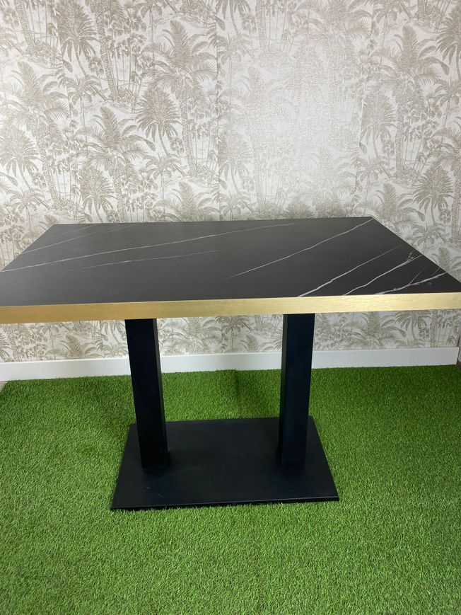 mesa doble de imitación mármol negro con canto oro y pie doble color negro