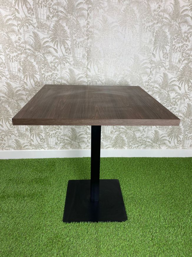 mesa estilo wengue con el pie básico color negro