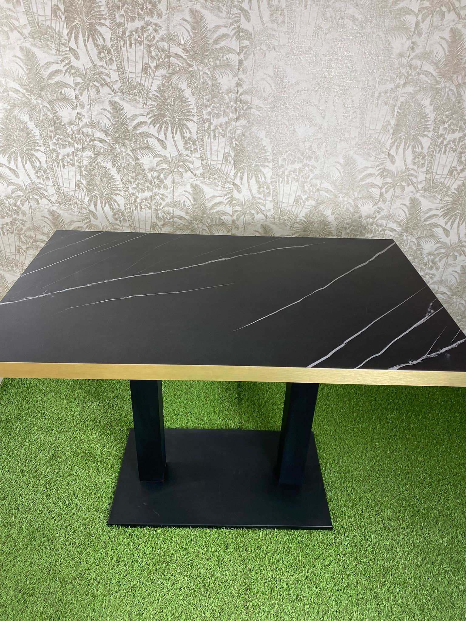 mesa doble de imitación mármol negro con canto oro y pie doble color negro