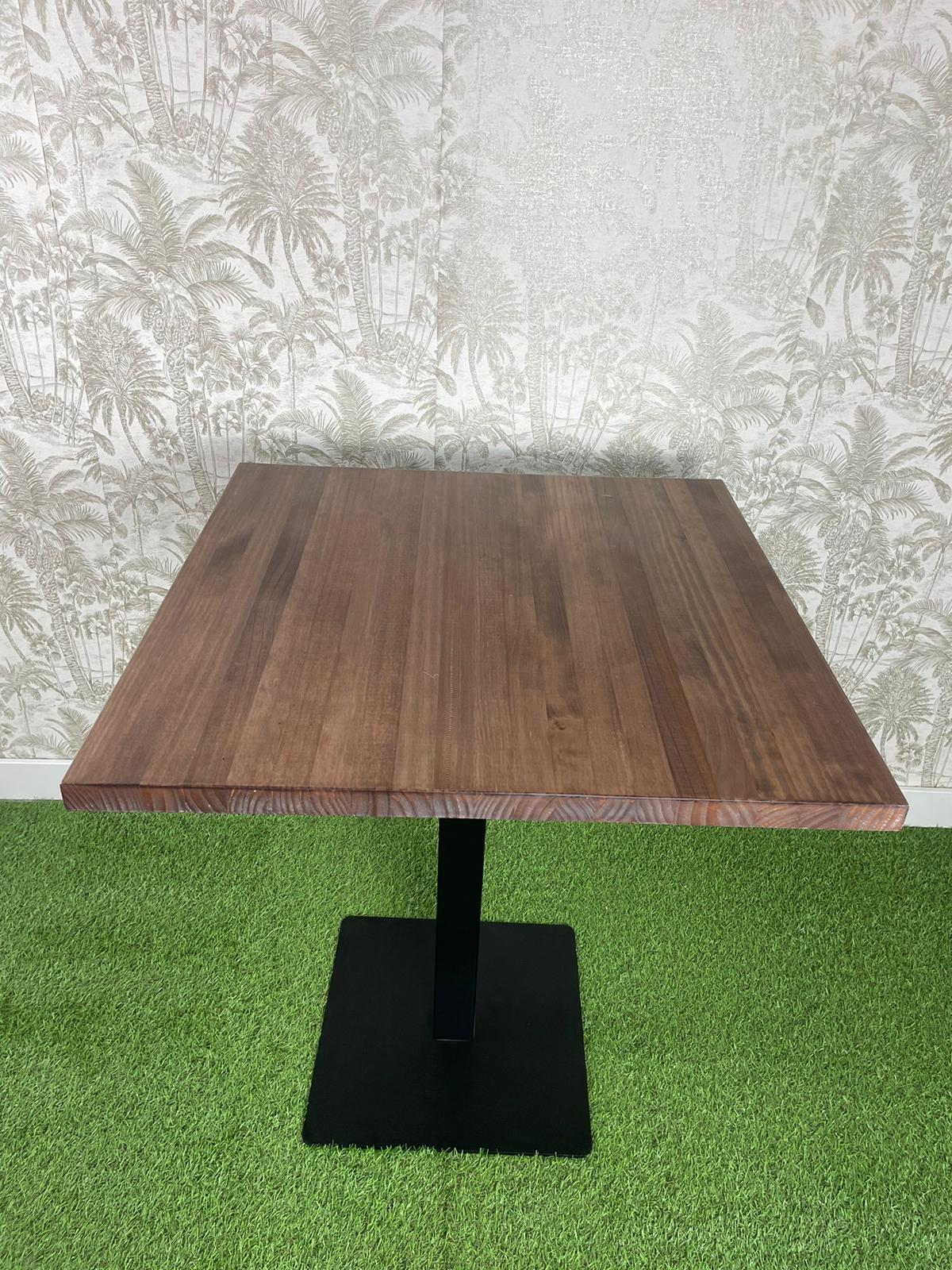 mesa de madera natural barniz nogal y pie básico negro