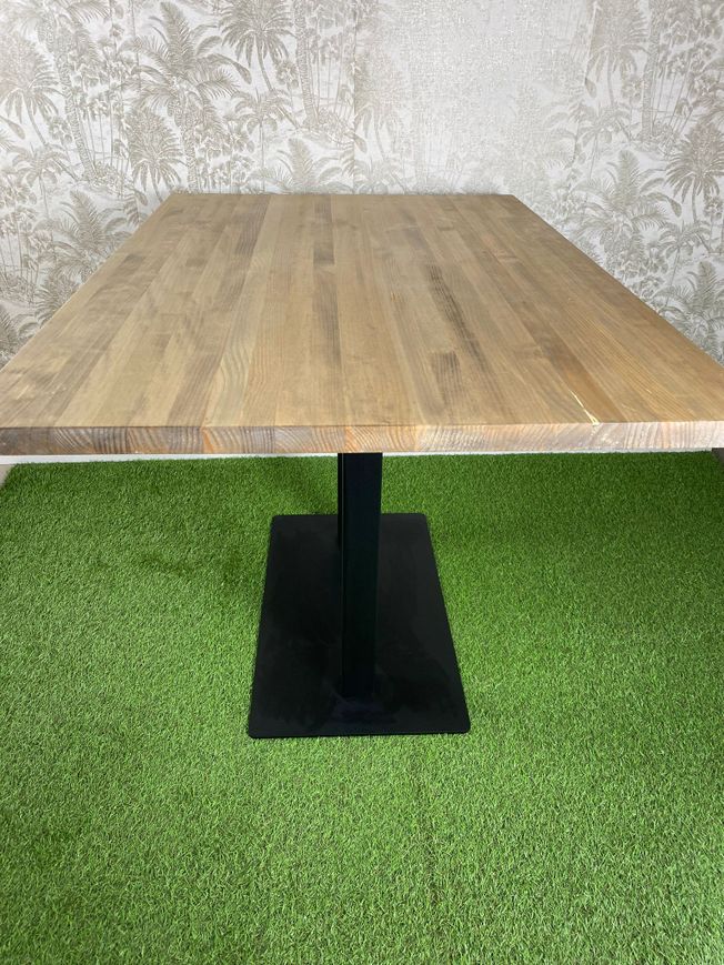 mesa doble de madera natural y pie doble color negro