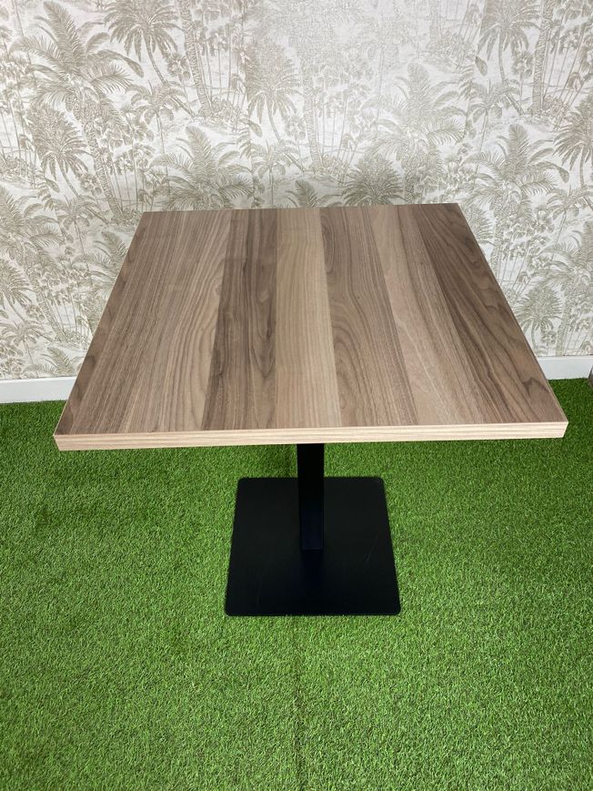 mesa estilo dunas con el pie básico color negro