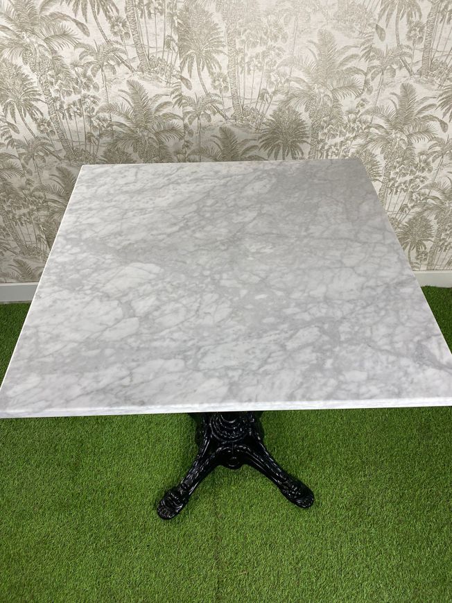mesa de mármol natural blanco con betas y pie parís 