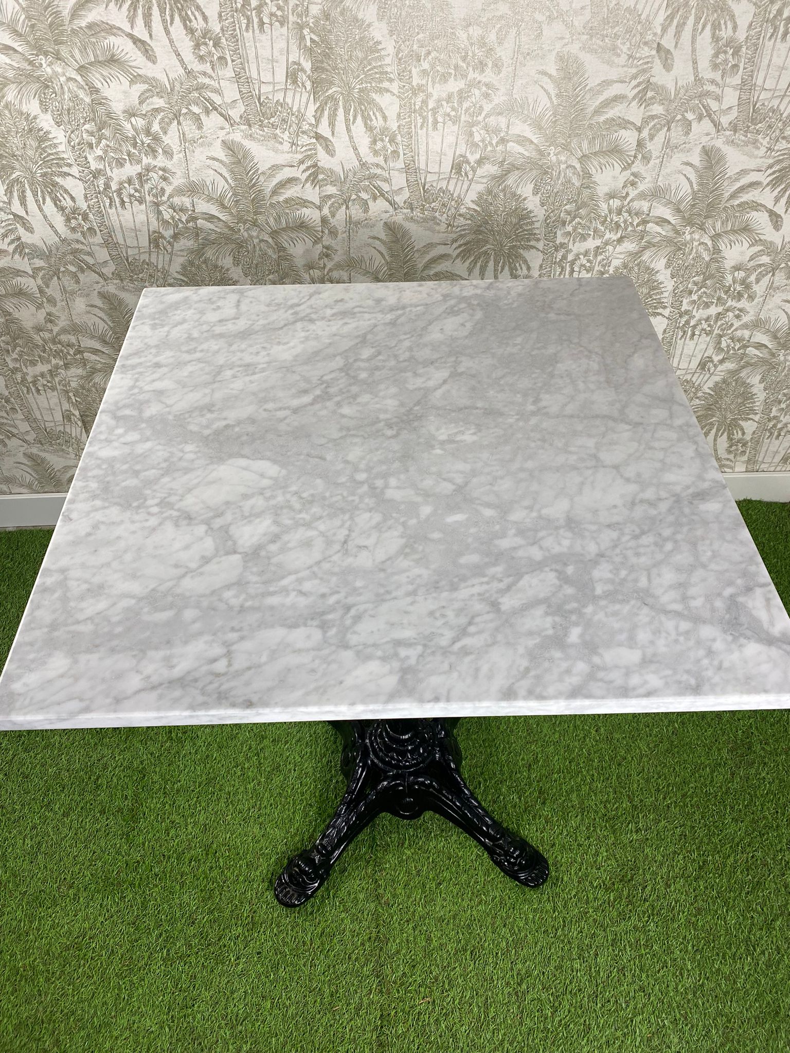 mesa de mármol natural blanco con betas y pie parís 