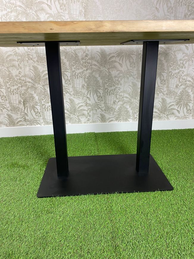 mesa doble de madera natural y pie doble color negro