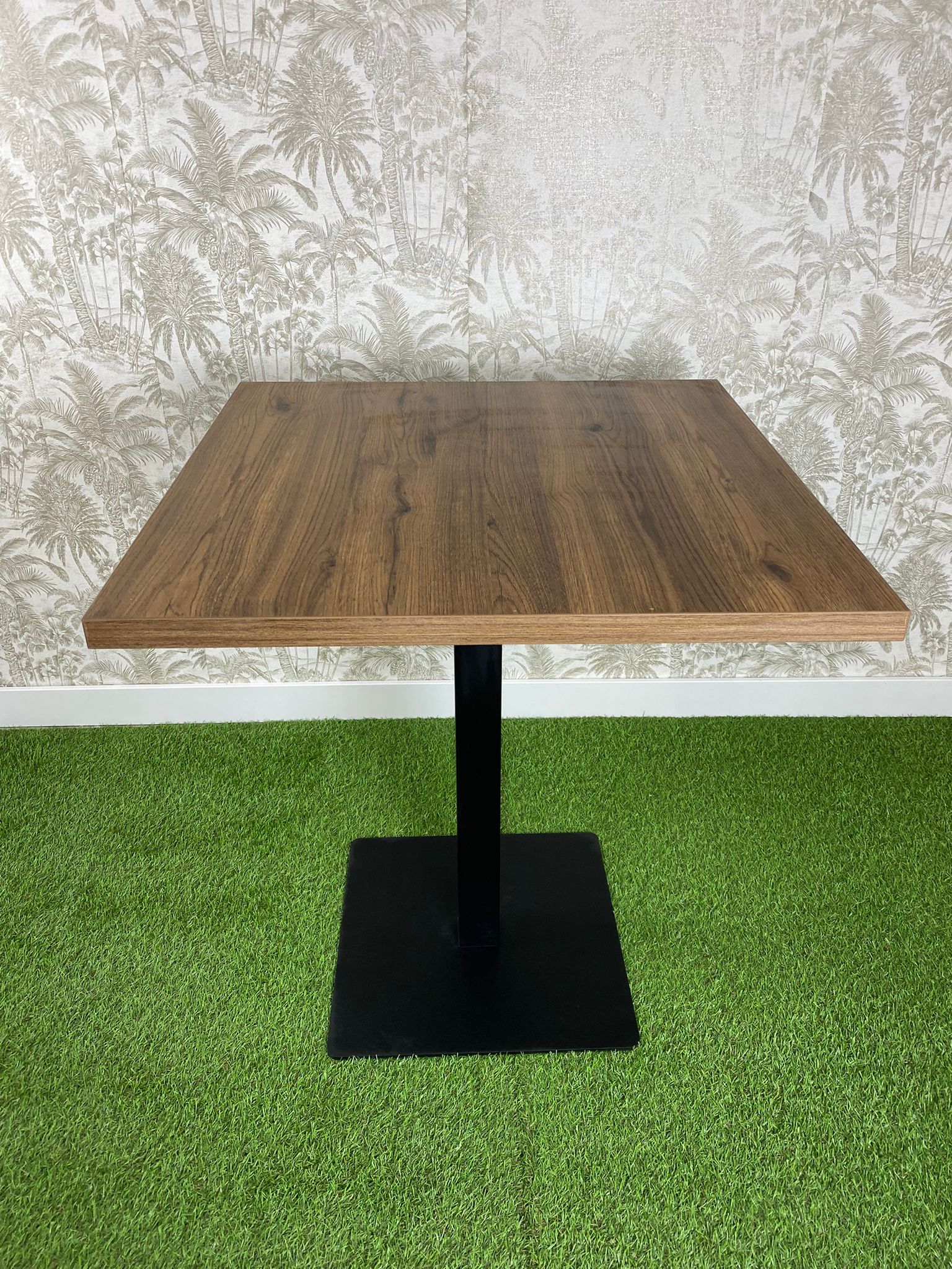 mesa estilo OLD OAK con pie básico color negro