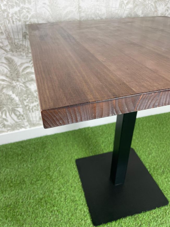 mesa de madera natural barniz nogal y pie básico negro