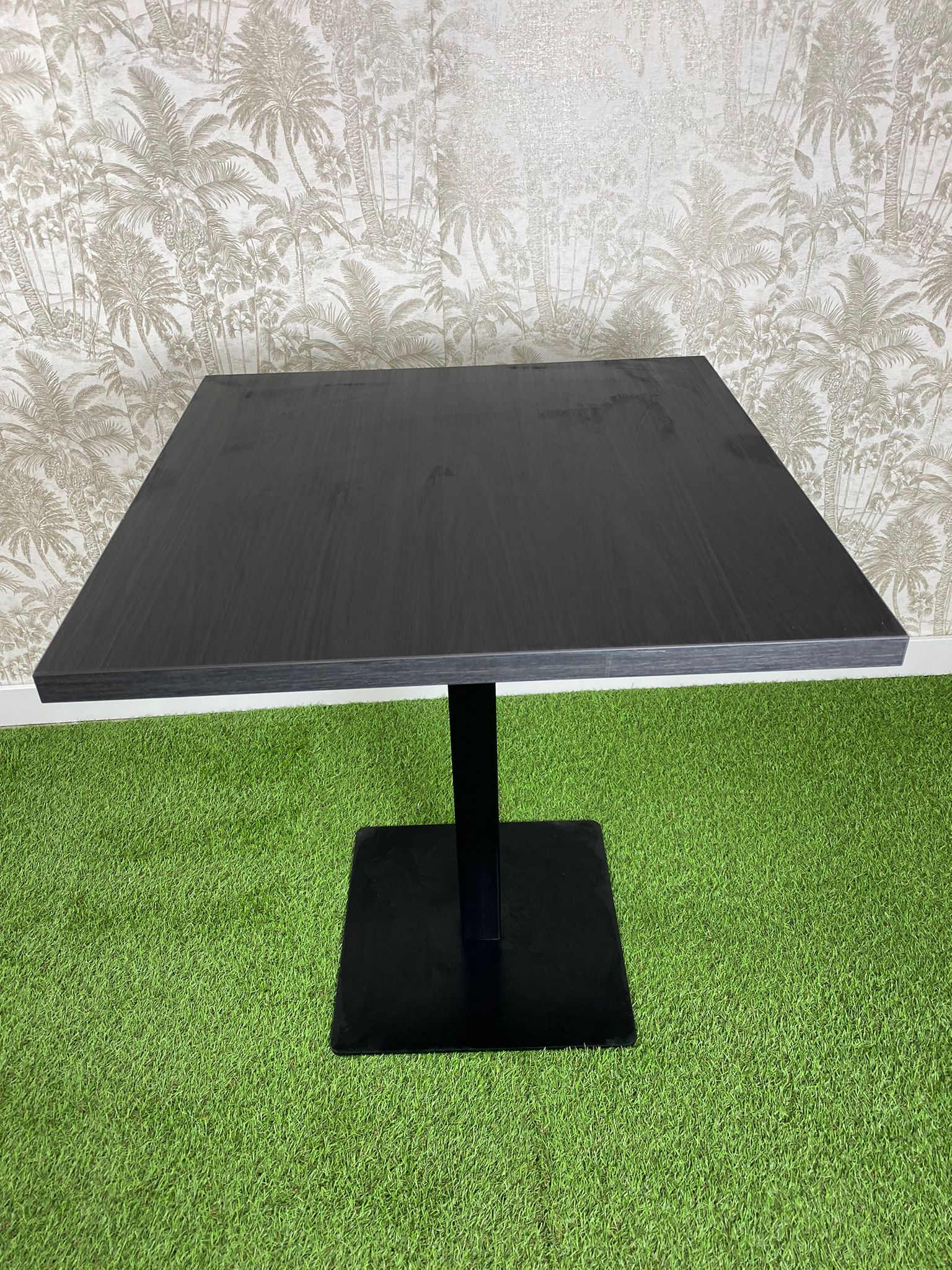mesa estilo negro mate con pie básico color negro