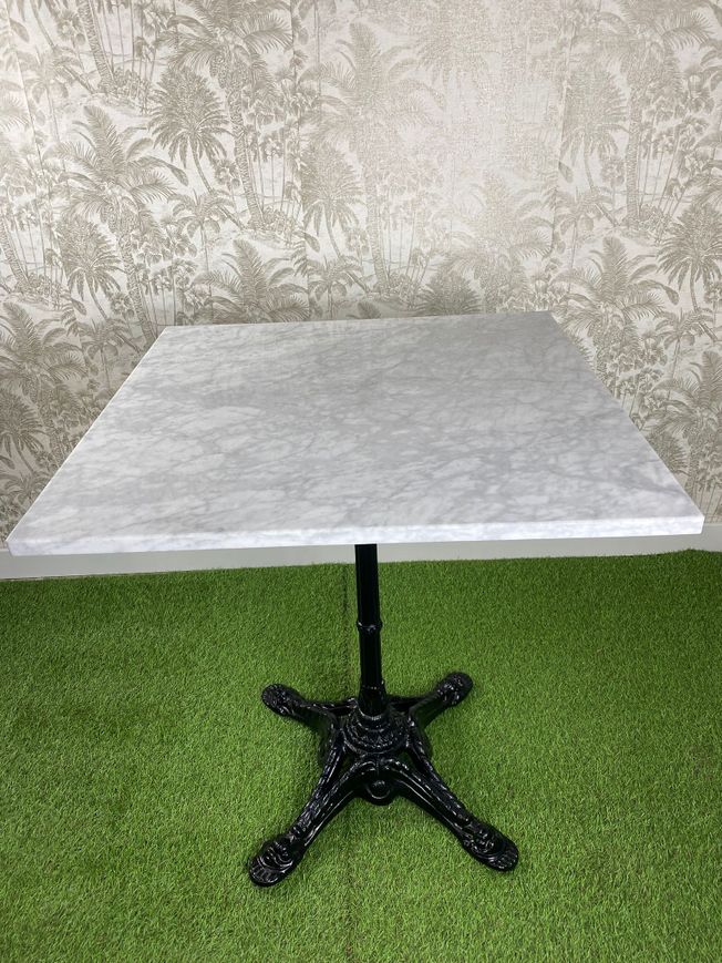 mesa de mármol natural blanco con betas y pie parís 