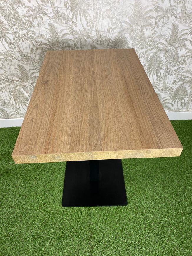 mesa estilo roble con pie básico color negro