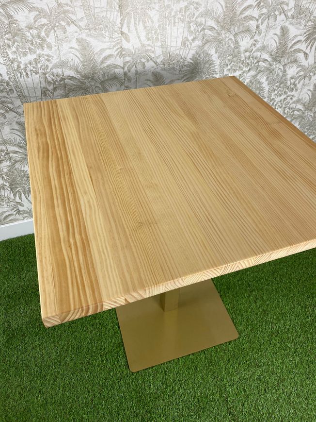 mesa de madera natural barniz incoloro y pie básico color negro