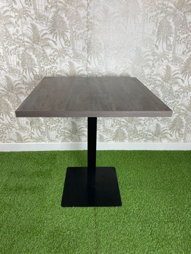 mesa estilo oxidón con pie básico color negro